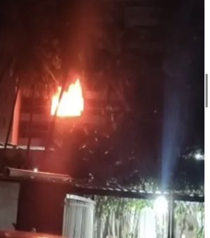 Incêndio destrói apartamento em prédio residencial na Cruz das Almas