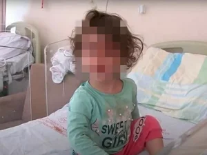 Menina de 2 anos dá dentada e mata cobra que a atacou: 'Estava brincando'