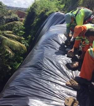 Prefeitura de Maceió instala lonas de proteção em barreiras