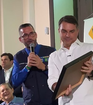 [Vídeo] Flávio Bolsonaro recebe título de Cidadão Honorário durante agenda em Maceió