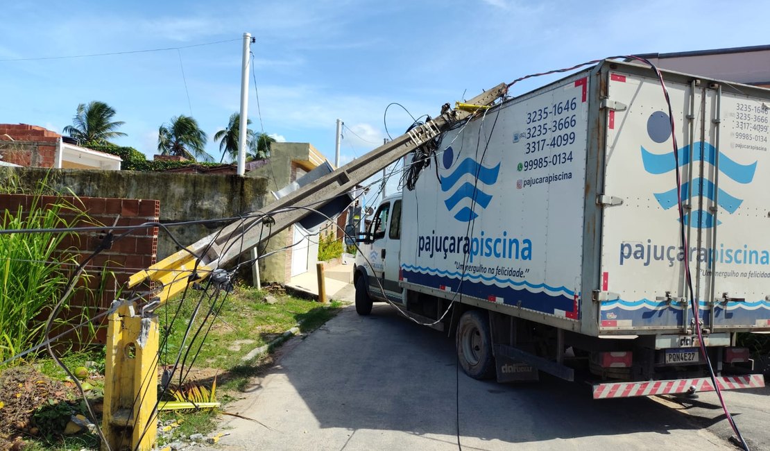 Caminhão derruba poste de energia em São Miguel dos Milagres
