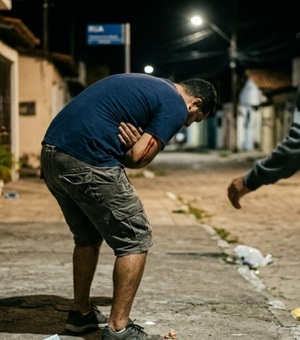 Homem é esfaqueado após discussão por dívida em Maceió