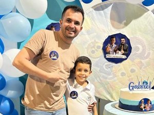 Criança escolhe vereador de Arapiraca como tema para festa de aniversário