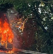 Van com turistas a caminho de Maragogi pega fogo e fica destruída em Pernambuco