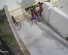Câmeras flagram jovens furtando bicicletas em área nobre de Maceió