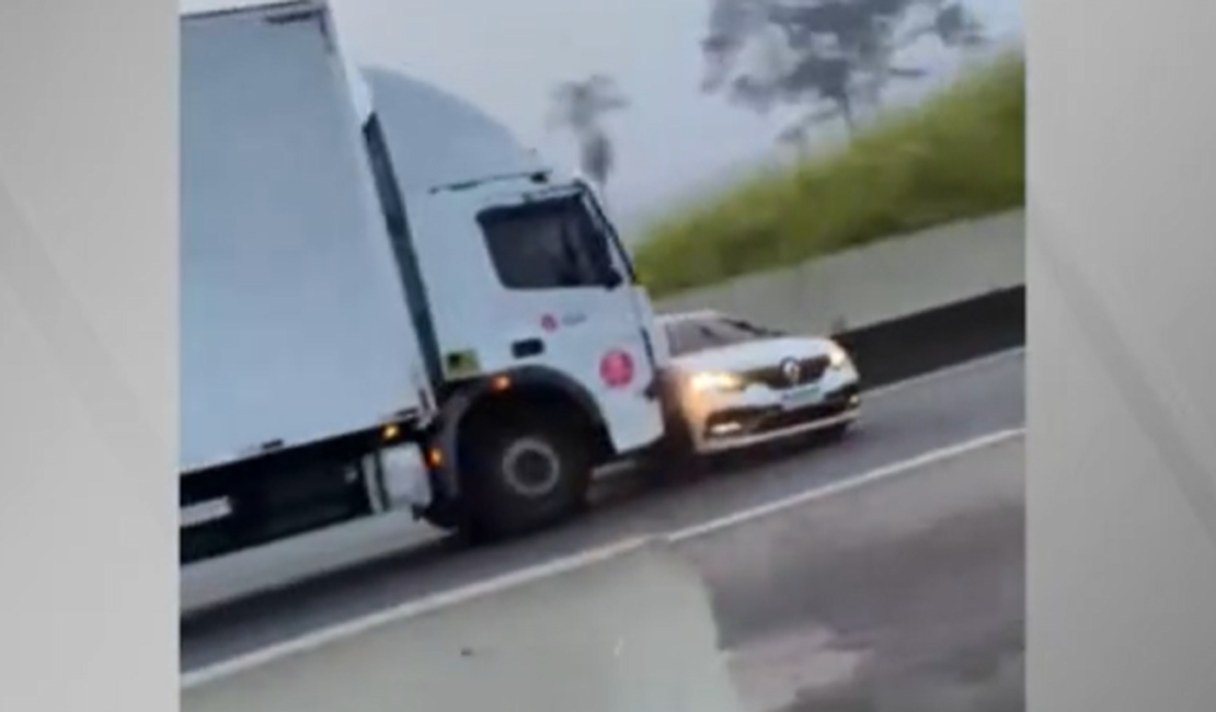 [Vídeo] Caminhão arrasta carro na Rodovia Anhanguera após fugir de tentativa de roubo