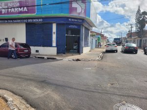 Carro invade farmácia após colisão em cruzamento movimentado de Arapiraca