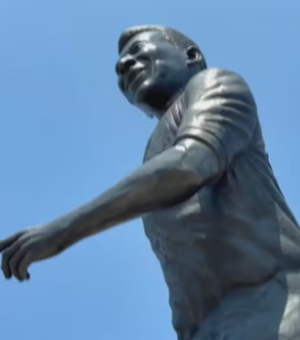Estátua gigante de Pelé é instalada em cidade do México que receberá jogos da Copa do Mundo de 2026
