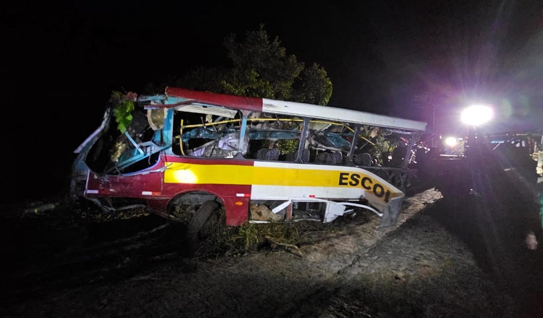 Operação para retirar ônibus que caiu na Serra da Barriga é concluída neste sábado (5)