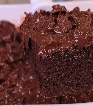 Aprenda a receita viral e deliciosa de bolo de chocolate crocante