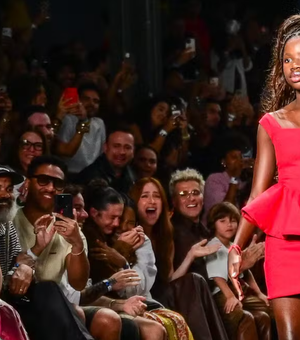 Giovanna Ewbank e Bruno Gagliasso levam filhos para assistir Titi desfilar na Rio Fashion Week