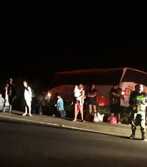 Ônibus que saiu de Arapiraca com destino a Maceió sai da pista e entra em canavial
