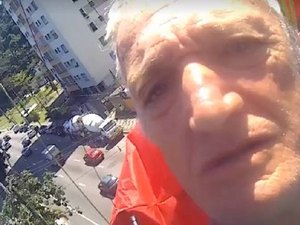 Idoso tenta pousar de parapente e fica preso em poste no litoral de SP