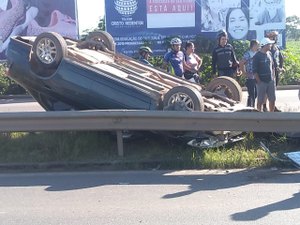 Colisão termina em capotamento próximo à shopping em Arapiraca