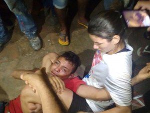 [Vídeo] Lutadora de MMA aplica golpe e imobiliza assaltante