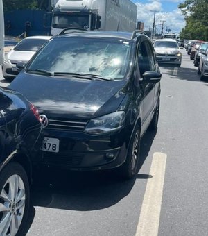 Homem embriagado causa acidente de trânsito, soca motorista e xinga policiais