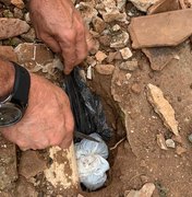 Policia encontra maconha e crack enterrados no quintal de casa no Benedito Bentes