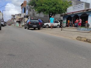 Motoqueiro empina moto e atropela idoso em Maragogi