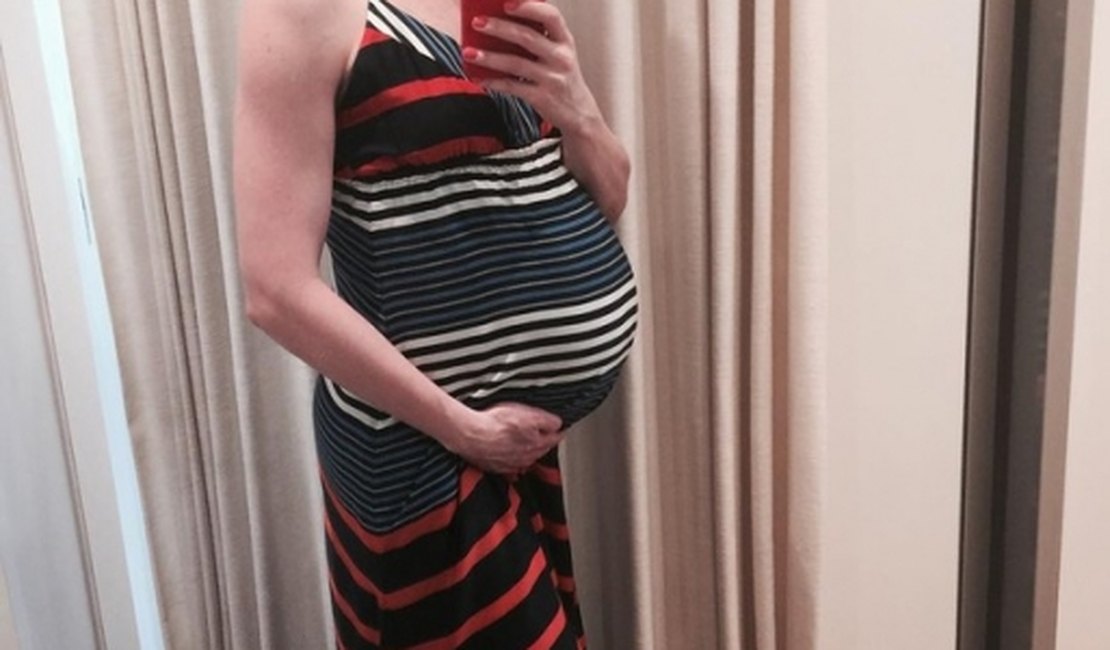 Mariana Ferrão exibe barrigão de grávida