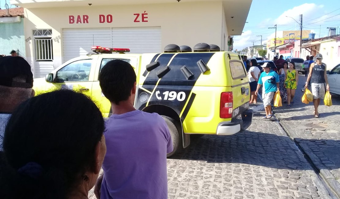 Motorista de van é assassinado a tiros dentro de bar em Arapiraca