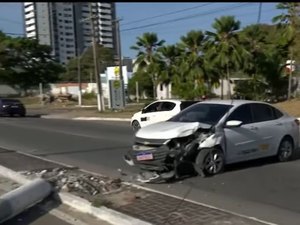 [Vídeo] ﻿Táxi derruba poste, fica atravessado na pista e deixa trânsito lento na Av. Gustavo Paiva
