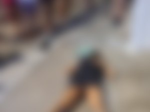 Mulher é alvejada a tiros e morre na calçada no Trapiche da Barra, em Maceió