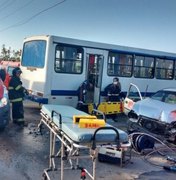 Acidente entre ônibus e táxi deixa feridos e um preso às ferragens no Litoral Sul