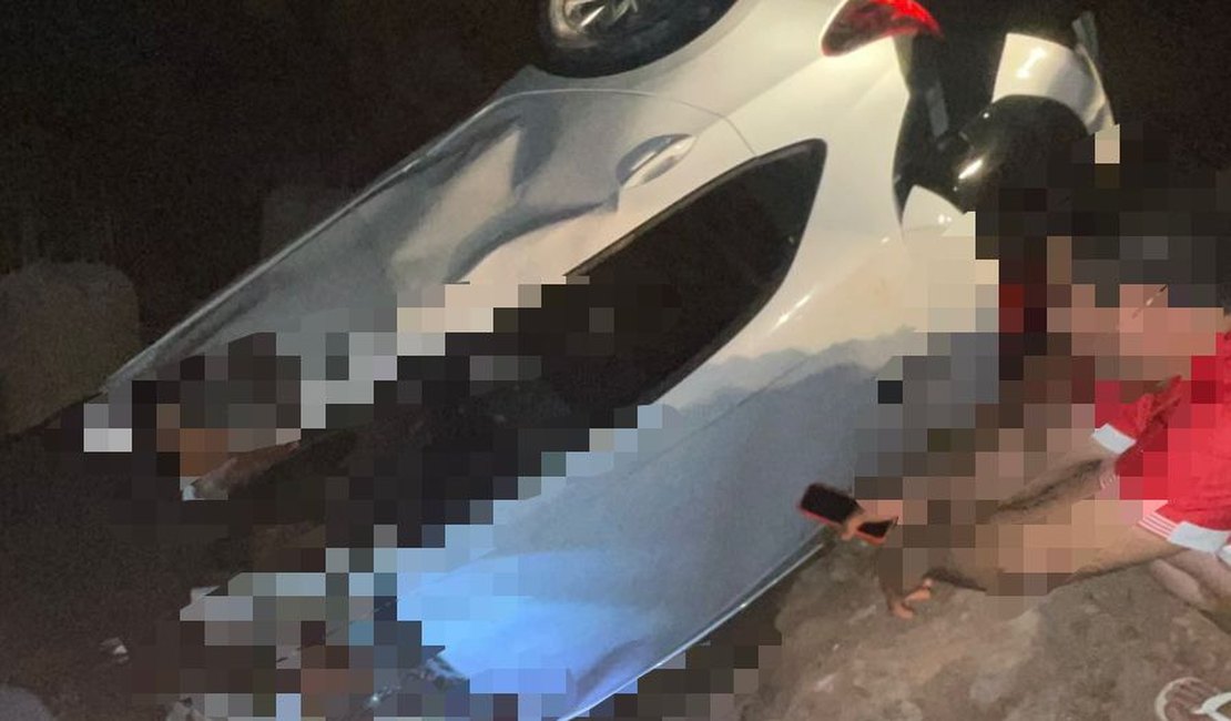 Carro cai em buraco de obra e deixa três mortos e dois feridos em Marechal Deodoro
