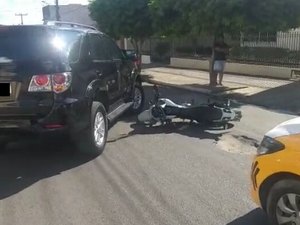 Carro colide com moto no Centro de Arapiraca
