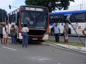 Motorista passa mal ao volante e ônibus bate em poste no Tabuleiro do Martins