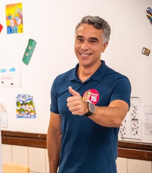 Rafael Brito vota na Ponta Verde e comenta: 'Trabalhar por uma cidade melhor'