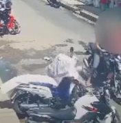 [Vídeo] Câmera flagra roubo de motocicleta em menos de 15 segundos, em Maceió