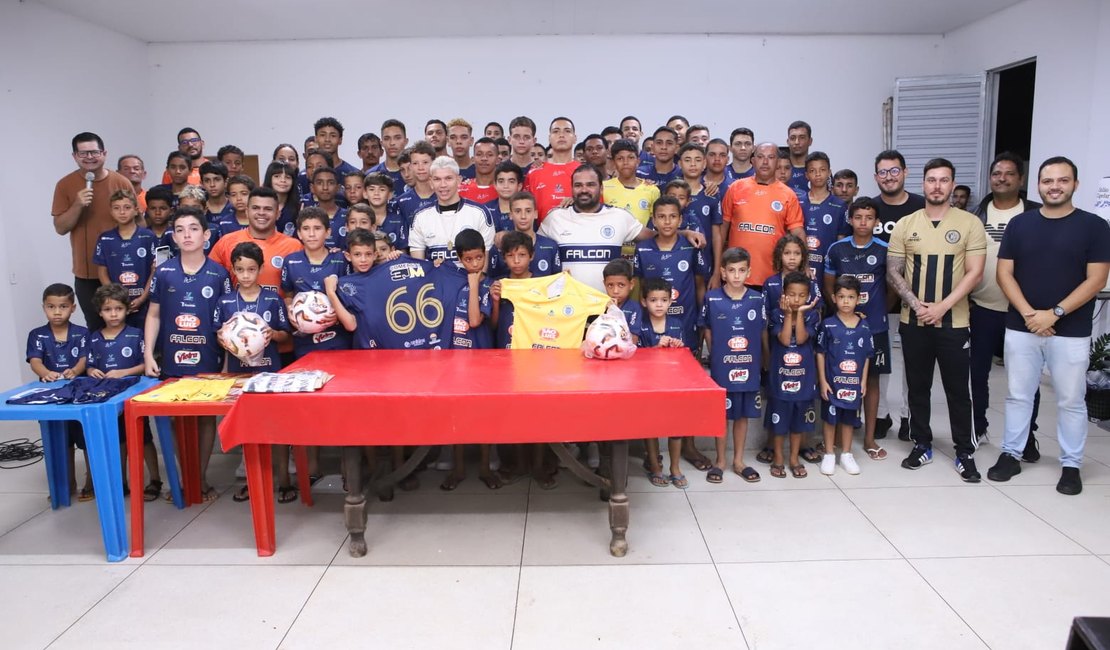 Atletas do Futuro vive dia emocionante com presença de ídolos e entrega de materiais a mais de 100 crianças