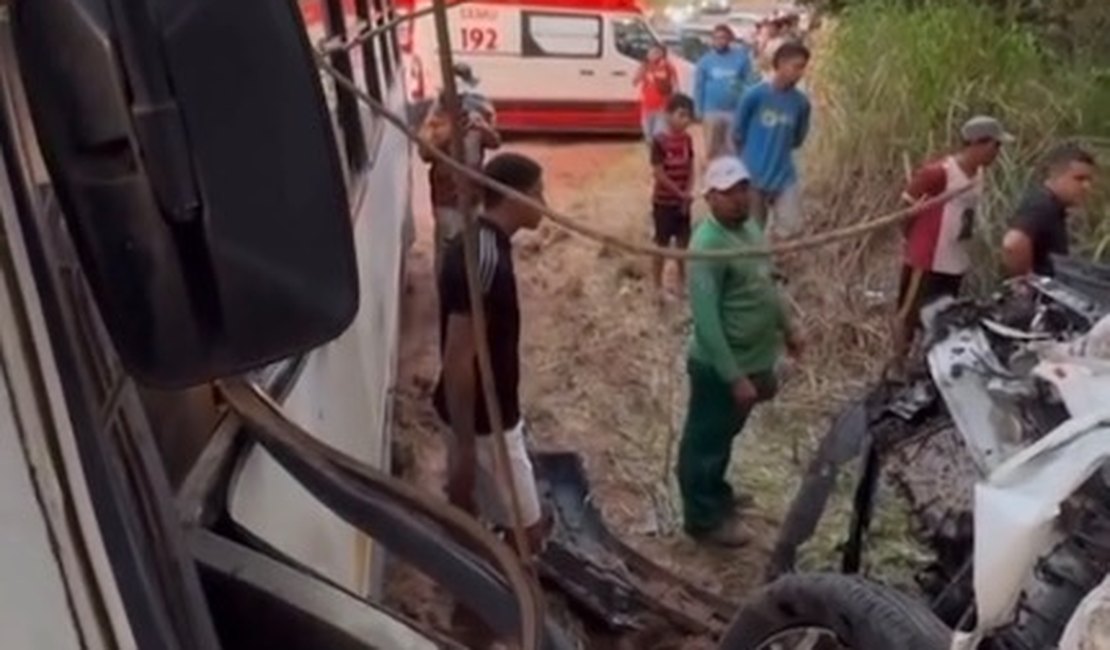 Colisão entre carro e micro-ônibus deixa idoso morto e feridos no município de Coruripe