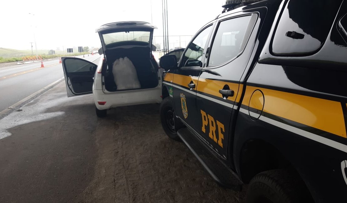 PRF prende traficante com mais de 10kg de maconha na mala do carro