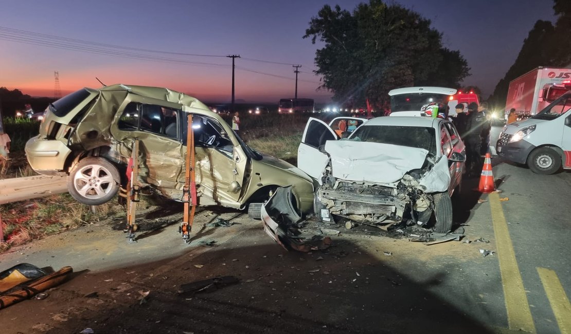 Colisão entre dois carros deixa vítimas presas às ferragens na BR-316