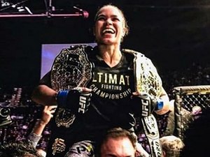 Amanda Nunes bate Cyborg e é primeira mulher a ser campeã dupla no UFC