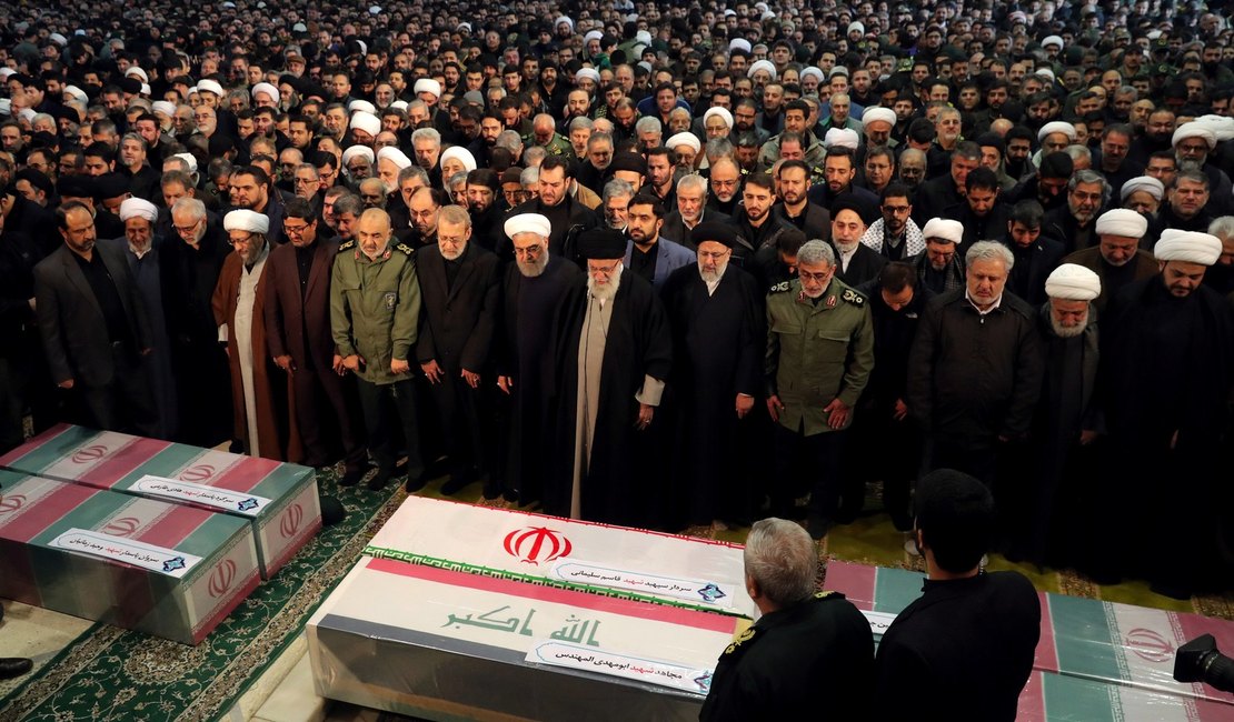Ali Khamenei lidera multidão em homenagem a general iraniano em Teerã, no Irã