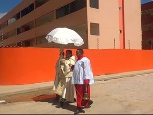 Padre vai às ruas de Arapiraca abençoar e prevenir moradores do coronavírus