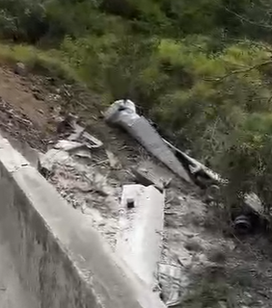 [Vídeo] Carreta tomba na BR-101 em São Sebastião e cai em ribanceira