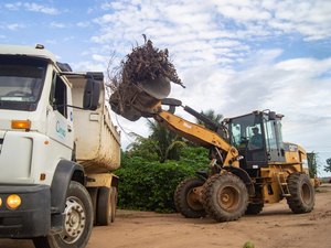 Onze caminhões de entulhos são retirados diariamente das ruas de Arapiraca