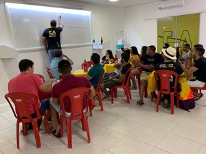 Cursinho de Arapiraca monta 'bar' em sala de aula para protestar contra proibição das atividades