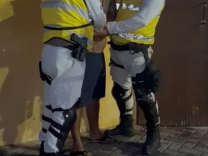 Homem é preso acusado de agredir companheira e desacatar agentes do Ronda no Bairro em Maceió