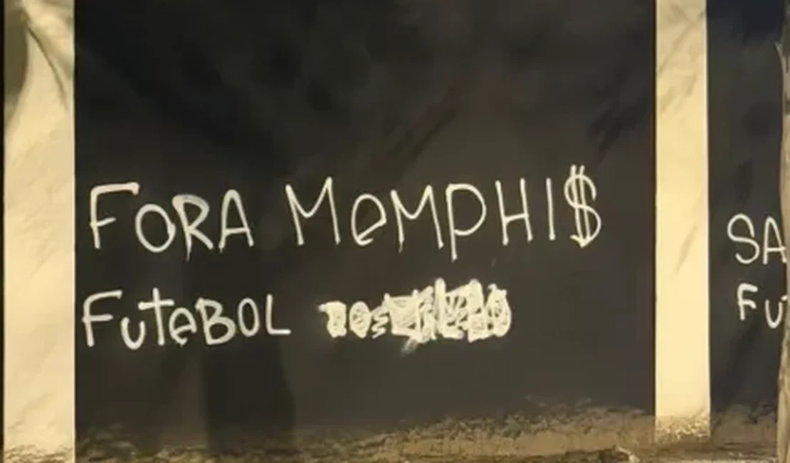 Torcida do Corinthians picha muros e pede saída de Memphis