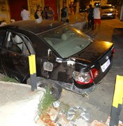 Coletivo ultrapassa sinal vermelho e colide contra carro; uma pessoa fica ferida