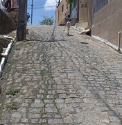 Vazamento de água deixa rua escorregadia e causa perigo em Porto Calvo
