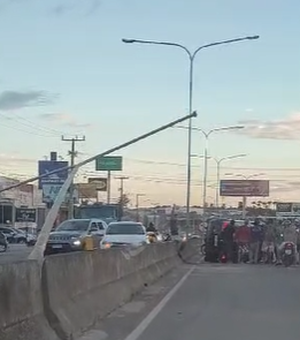 [Vídeo] Motorista perde o controle da direção e capota carro na AL-110 em Arapiraca
