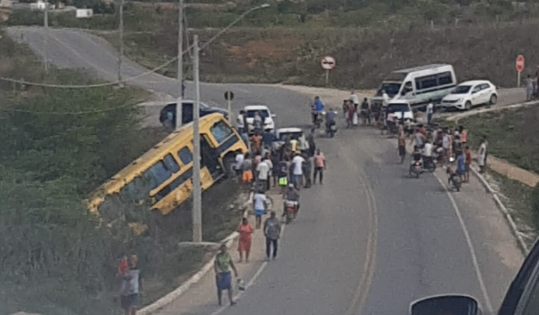 [Vídeo] Ônibus escolar cai em barranco momentos antes de buscar crianças na zona rural de Batalha