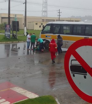 Mototaxista fica ferido após colisão com ônibus escolar na BR-104, em Murici