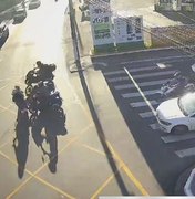 [Vídeo] Motociclista avança sinal vermelho e provoca colisão com três motos em Maceió